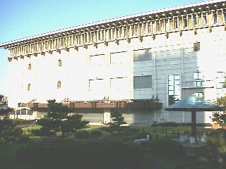 写真は名古屋市博物館です。駅から南２００メートル、 東側です。見学については下記のリンクからご覧下さい。