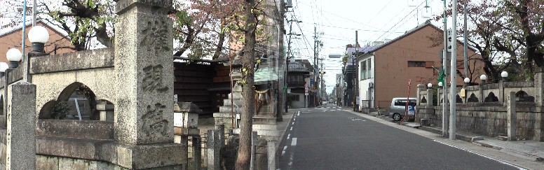 白山神社の西には笈瀬川が流れ、権現橋（石橋）がありました。現在は埋め立てられ 橋の親柱が神社の石垣として残っています。右は神社前から枇杷島方面を撮る。