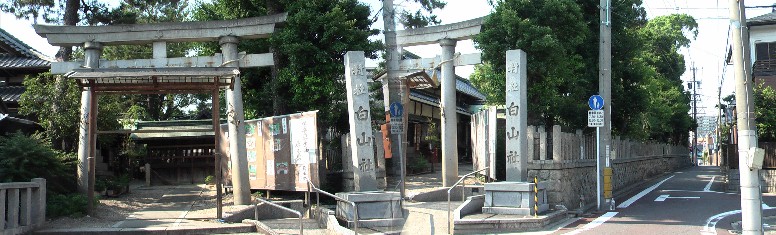 善昌寺東隣にあり、すぐ横は塩付街道が北(右写真)へ延びています。 古観音廃寺跡から出土した奈良時代の「布目の鬼瓦」(市文化財)が所蔵されて、また、 むかし若者の力競べに使われた「力石」も残っています。(昭和区役所案内引用)