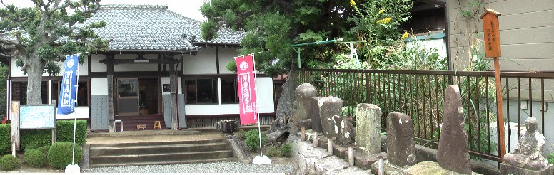 左:宗円堂、犀ヶ崖資料館として、三方原の戦いによる死者の霊をまつった 遠州大念仏及び三方原の戦いに関する資料が展示されています。右:鼠小僧次郎吉の墓。