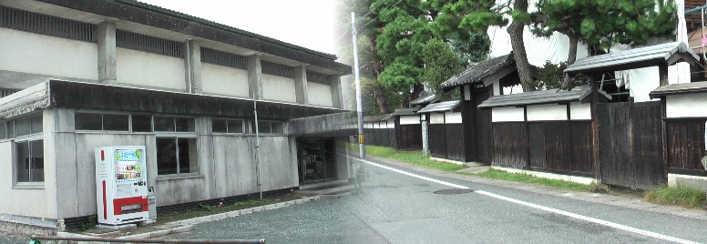 金原明善の生家（右）工事中、幕末期に「暴れ天竜」と呼ばれ、度々洪水災害を起こしていた天竜川の 治水工事に私財を投じて尽力した金原明善を称えて、創設された記念館(左)金原明善の遺品や、 遺墨、関係資料のほか、明善と親交の深かった人々の遺墨や関