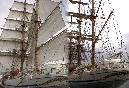 日本丸のセイルドリル前（右）と完成後の勇姿（左）