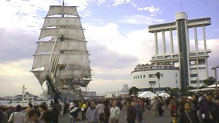 海の貴婦人”海王丸”とポートタワー(名古屋海洋博物館) １３年１１月１７日写す