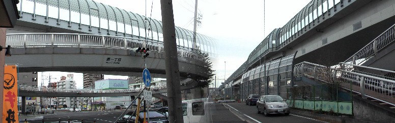 平成２３年３月２０日、名古屋環状２号線(名二環,名古屋第二環状自動車道)開通、原駅付近の歩道橋が円形（左）で珍しい。