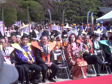 春姫を挟んで県知事、市長と揃っての豪華な「春姫道中」でした。