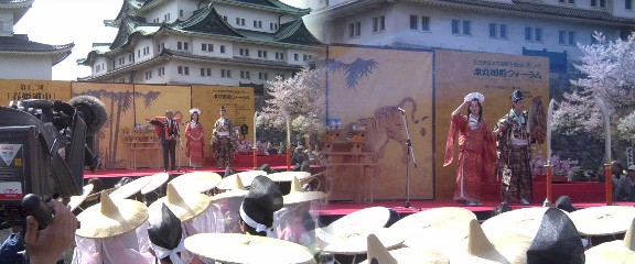 右写真は義直、春姫が手をかざして「御殿はどこじゃー」といえば、すかさず市長が復元に向けて 精一杯頑張りますと答えての舞台でした。左写真