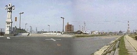 三滝川(三重川)に架かる三滝橋(左)、 旧東海道の橋もこのような立派なものに架けかえられいる。橋のたもとから海の 方を望む（右） 平成10年4月12日撮影