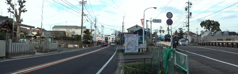 八剣社（左）と福田川に架かる秋竹橋（右）を渡るとあま市となる。