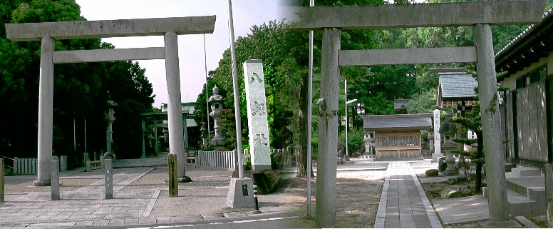 八剣社(左)。右は若宮八幡宮。