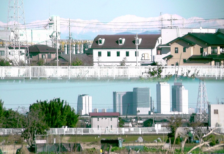 遠島八幡神社前から中央アルプス山脈の遠望（上）。jr名古屋駅付近の遠望（下）。 この日は天気も良く、空気も澄んでこのような景色が見られました。2016,12,15撮影。