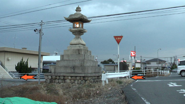 羽津の常夜灯、左方面道路を桑名宿へ向かいます。