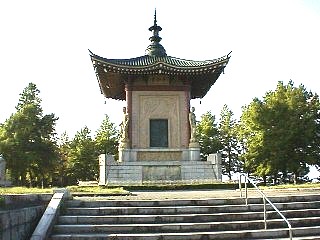 ゆりかごから墓場までという粋な計らいではないでしょうが、 この公園から北へ約1.5キロのところに広大な丘陵(約150ha)に墓地を配置した平和公園 があります。戦後復興計画で,市内にあった多くの墓地(約20万基といわれる)の宗派を超えた 移