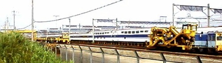 本陣駅から西北へ約1.3キロ行くと庄内川堤防に出ますが堤防に寄りそう形で この新幹線日比津電車基地があります。名古屋駅発着の車両基地です。(写真)