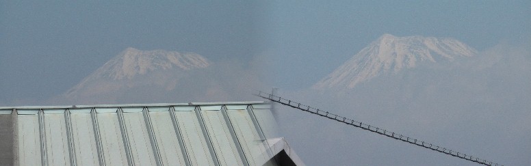 上記の場所から見た富士山2枚、右少し場所ずらして1分後に撮る。