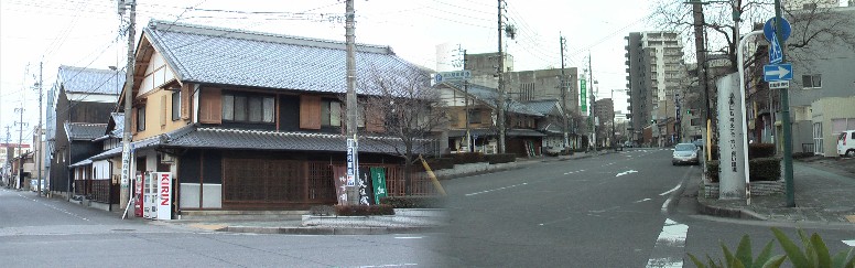東総門跡から今来た美濃路の街並みを写す。