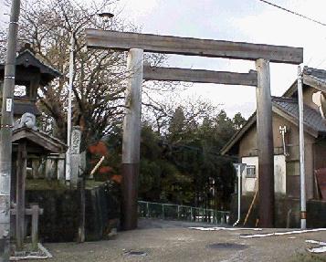 関宿の東端に建つ東追分の大鳥居、この鳥居を潜り抜けると伊勢別街道に入る 鳥居左下に"これよりいせへ"の石の道標が見える また一里塚跡の小さな石碑も建てられている。 この鳥居をくぐってお伊勢参りへ行くが又の機会にしよう
