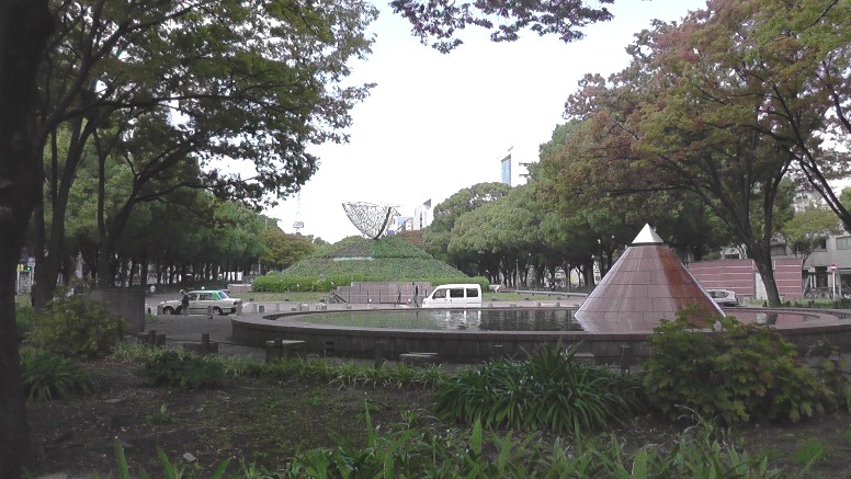 左は駅前久屋大通北行車線、右は光の広場のモニュメントを撮る。 光の広場説明拡大