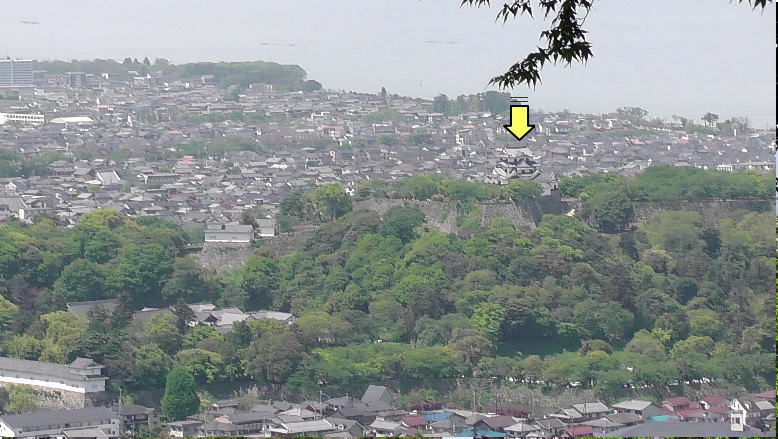 佐和山城跡からを彦根城付近を撮る。黄色の矢印は彦根城。