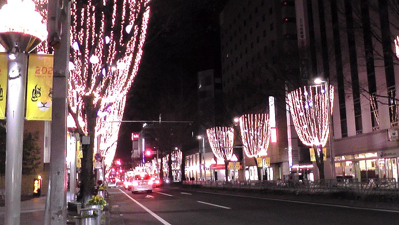 広小路歴史館の夜景です。2022.01.10日撮影。 大正から昭和４８年頃まで賑わった屋台風景。