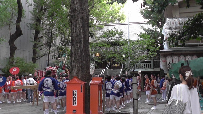 朝日神社で待機のパレード参加の人たち。