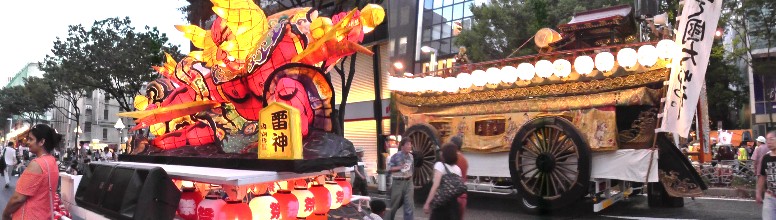 祭りを盛り上げる車両の参加。