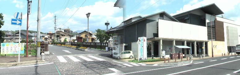 大井橋（左）。中山道・広重美術館（右）。 大井橋