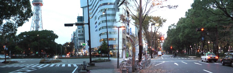 左は駅から南、栄～上前津方面、右は駅から北、市役所～黒川方面を撮る（久屋大通り）。
