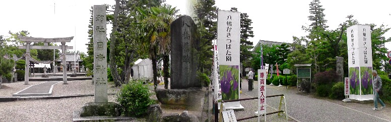 日吉神社(左)と八橋かきつばた園入り口。