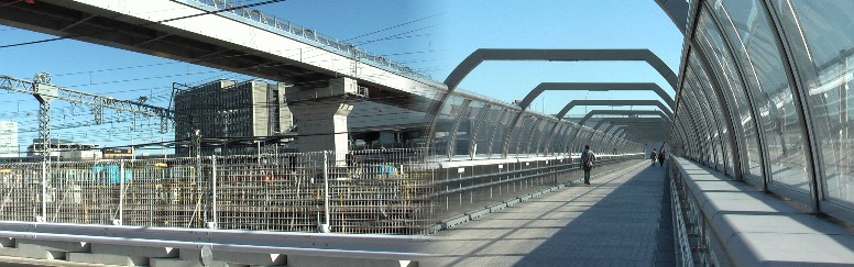 ささしま米野歩道橋(米野側)。日本一（木更津・中の島大橋）ではありませんが中部一ではないでしょうか。 長さ：１５６ｍ幅：４ｍ。鉄道をまたぐ歩道橋「ささしま米野歩道橋」（オーバーパス）。 鉄道ファンの観光スポットとなるか ささしま米野歩道橋 