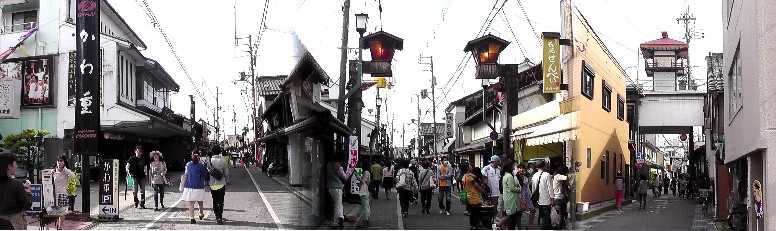 知善院から北国街道へ戻り、ガラス工芸店(ステンドガラス館、黒壁ガラス館、 かわ重など)が多く常夜灯のデザインも懐かしい。
