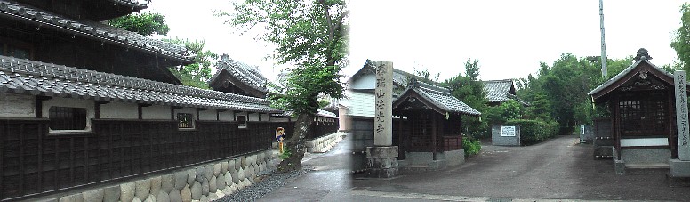 法光寺と旧御典医の今尾医院。