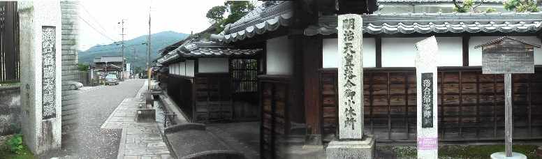 本陣（右）と向かい側に建つ脇本陣跡の標識のみ。本陣前には綺麗な流れの用水路があり 津和野を思いおこします。