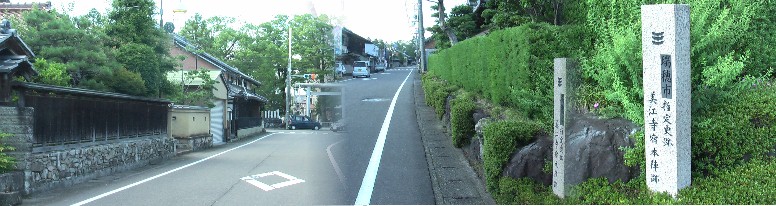 美江寺宿本陣跡と付近の街道。脇本陣はなく、本陣が問屋場を兼ねていました。 左の突き当たりは美江神社。