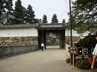 本丸御門（表ニ之門）、天守閣への入り口です