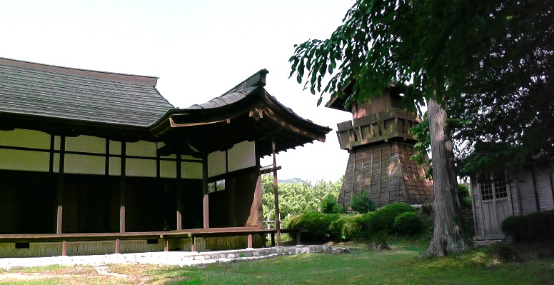 田峯城本丸御殿（左、復元）。