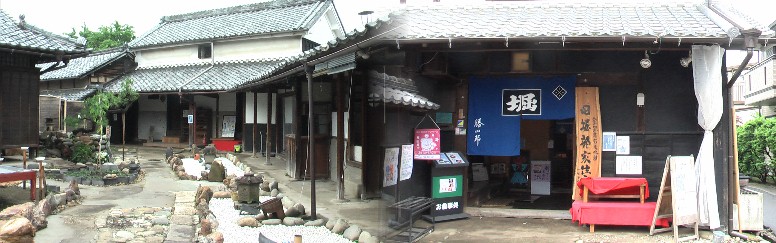 旧堀部家と内部。宿場犬山をここに凝縮したような雰囲気の内部です。蔵、養蚕・農作業小屋も 置かれ、いずれも有形文化財に指定されています。