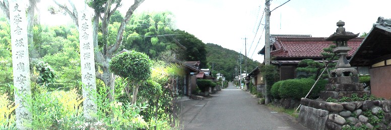 堀沢周安 出生地。駅から徒歩約３分。大阪市歌を作詞されています（大正10年3月制定） 。明治2年 [1869年] 愛知県犬山市善師野生まれ。国文学者として、四国の旧制中学などの教諭を務め代表作に「 いなかの四季」「明治節」ほか多くの作詞を残