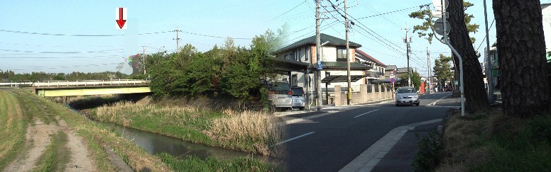 国道１号線山綱川に架かる蛍橋と美合の松並木,赤い矢印の場所が小公園。