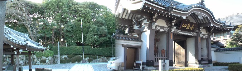 法持寺。西隣の白鳥御陵を鎮守とし、御陵の宝物を護持する寺として建立された。 また東海道を往還する文人墨客が多く立ち寄り、芭蕉、若山牧水などの歌碑も残さ れている。昭和32年より30年間三保ケ関部屋の宿舎として名横綱北の湖が誕生 した。左の森