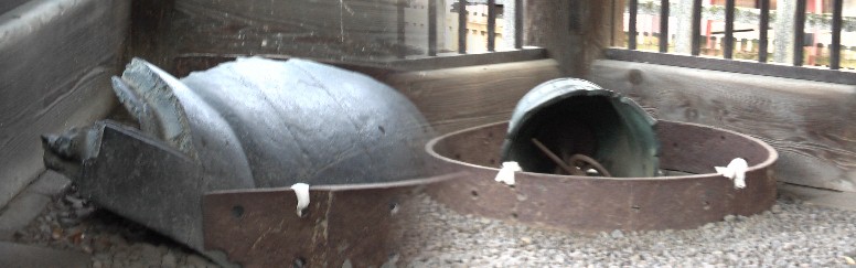 鐘楼の方隅に置かれている破損した鐘。