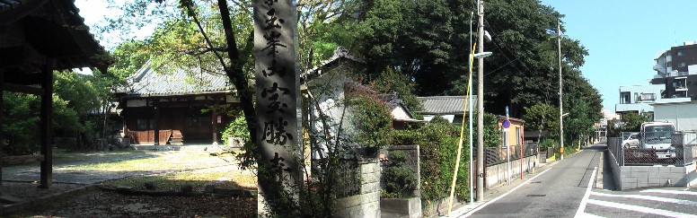 宝勝寺、ゆとりーとライン守山駅から西へ約８００ｍ行きます。右は宝勝寺の森。守山城跡に建つ 宝勝寺は 守山(森山)崩れで命を失った松平清康公の霊を弔うために1637(寛永14)年に創建 されたもので、現在も松平清康公の位牌を安置しています。関