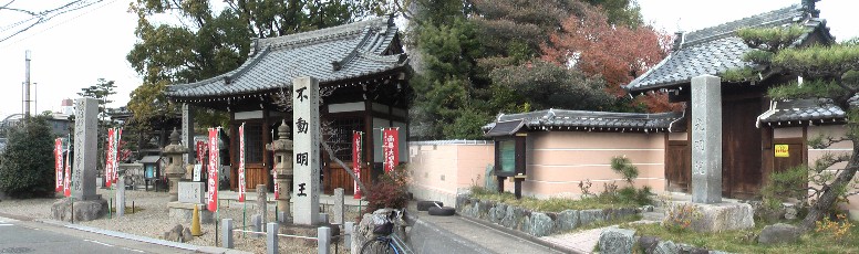 光明院（右）。真言宗智山派。本尊：阿弥陀如来 。名古屋四国６４番 左は宝珠院東隣の不動明王。東海三十六不動尊霊場第13番札所、如意山 寶珠院。