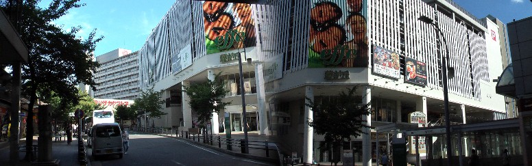 藤が丘駅(地上駅)東口前、上記2005年3月6日の写真の跡地が現在の風景です。2012.8.21撮影