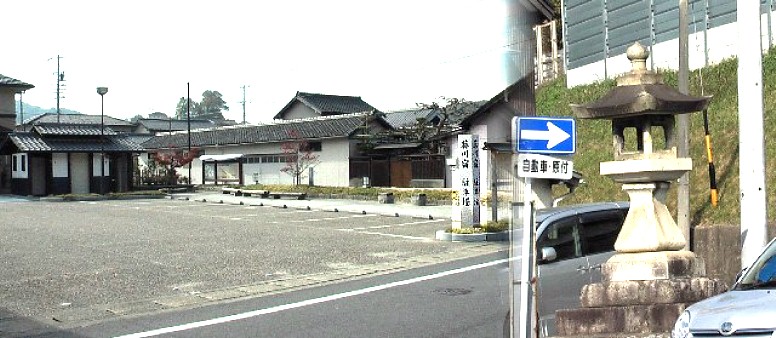 右東棒鼻跡近くの常夜灯、藤川宿には駐車場（無料）とトイレが完備され 旅人は有難いものです。