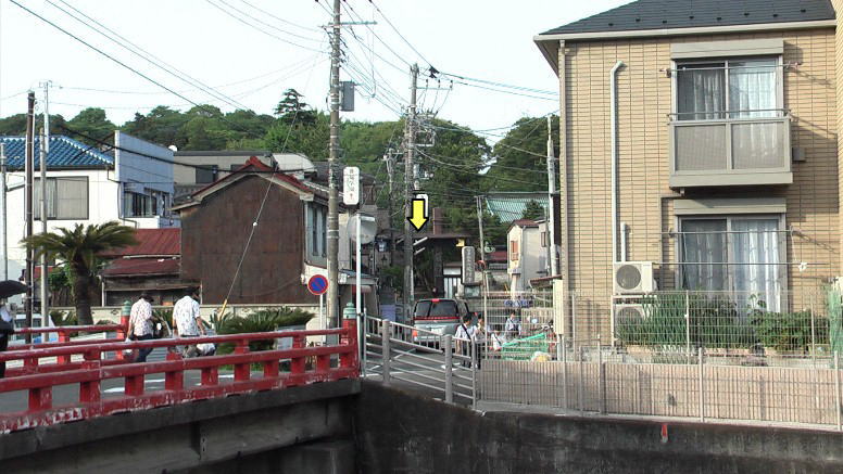 広重画検証:ガス測定局の場所が良く似ていると撮ってみました,森の手前に冠木門 (黄色の矢印)が見えます。