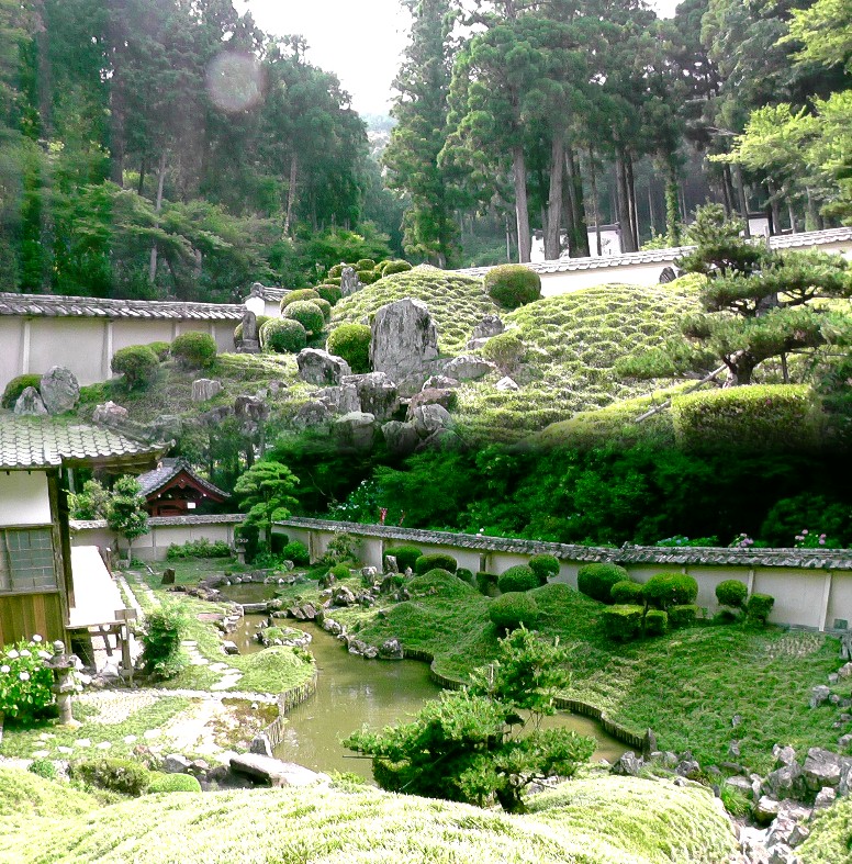 冨賀寺境内・新城市指定名勝（庭園）。写真は上下二段で上が庭園上部、下は上から見る庭園。