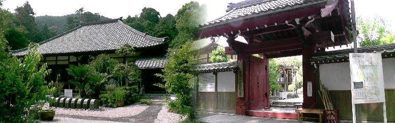 冨賀寺山門（右）。左：護摩堂。