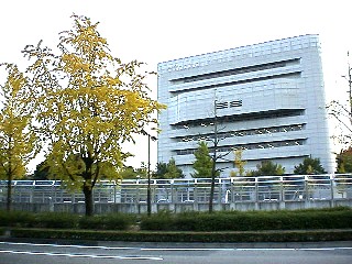 駅から西へ約５００メートル、 若宮大通り沿い南側にある吹上ホール（中小企業振興会館）です。 多種、多様なイベント、ショーが連日行われています。ご利用は 下記のリンクからお尋ね下さい。