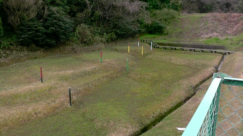 深溝（ふこうず）断層２。最大落差約１．５ｍ、最大左ずれ水平変位は約１ｍです。これらの変位量は それぞれ２本の杭の間隔で示されています。 深溝（ふこうず）断層 敗戦濃厚の昭和19年12月7日の大地震から約１ヶ月後の２０年１月１３日真夜中の三河