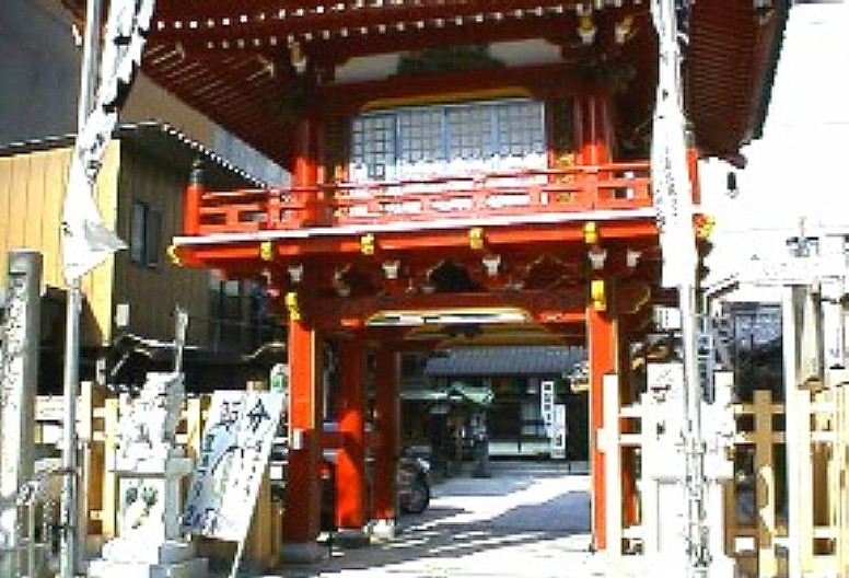 福生院（袋町お聖天）駅５番出入り口より約２００メートル南へ、 袋町通りにあります。至徳３年順誉上人が大聖歓喜天を奉安して中村の里に創建された 名刹で、元和３年名古屋遷府と共に現在地に移転、以後袋町のお聖天様として帰依する 信者多く、現世ご利